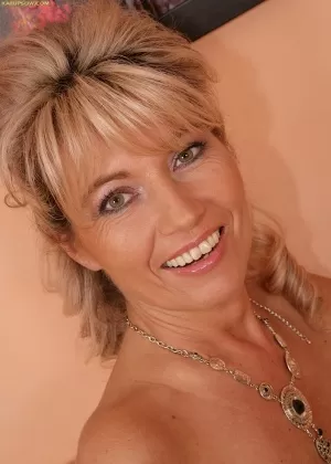 Пожилая блондинка красотка Джанет Дарлинг обнажает красивую задницу в стрингах