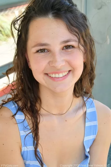 Худенькая молоденькая Лиз дебютирует в качестве модели обнаженной н 4