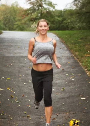 Спортивная любительница Катерина Хартлова показывает свои огромные сиськи на детской площадке