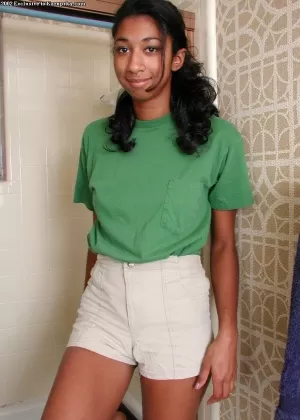 Высокая негритянка раздевается перед тем, как намочить свой полный куст в душе