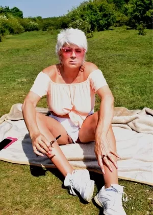 Зрелая любительница Даймонти стоит голая в кроссовках после пробежки по лесу