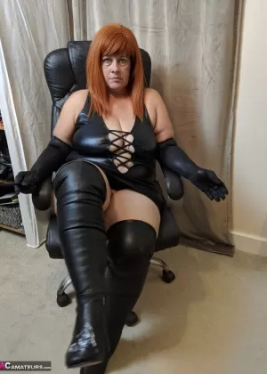 Похотливая зрелая леди без трусиков дрочит свою розовую дырочку