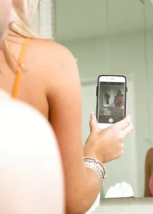 Селфи-снимки молоденькой азиатки Вики Чейз, обнажающей свои большие сиськи