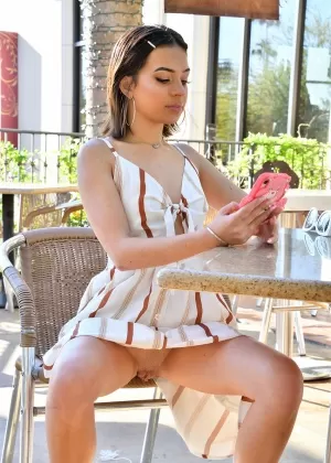 Молодая любительница Мимада раздвигает свой полный куст после того, как полностью раздевается