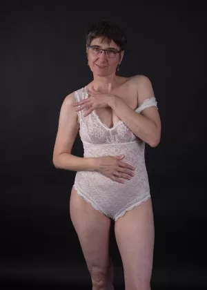 Зрелая блондинка толстушки Лекси Каммингс раздевается до чулок и мастурбирует