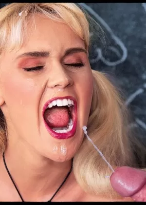 Белокурая школьница из семидесятых делает двойное проникновение со своим отчимом и его приятелем