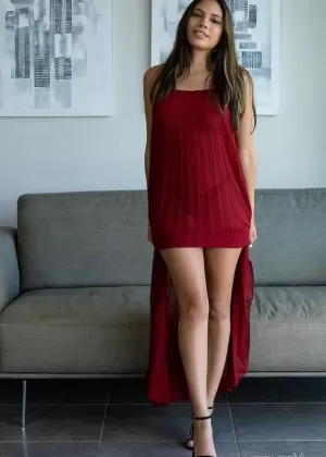 Миниатюрная белая девушка Рита Би моделирует голышом на фермерском поле