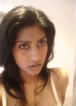 Брюнетка подросток любитель Виджая Сингх развлекается и выставляет себя напоказ