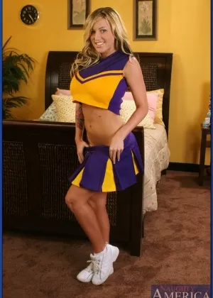 Темноволосая девушка раздевается до носков во время забивания гола