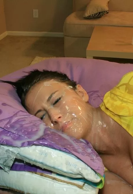 Симпатичный подросток принимает сперму на задницу во время сна, покрывая сексуальную попк 11