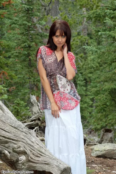 Молодая неопытная Крисси полностью раздевает