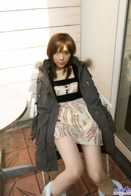 Очаровательная молодая японская девушка Рин Сакураги мелькает в трусиках под юбкой и раздевается догола