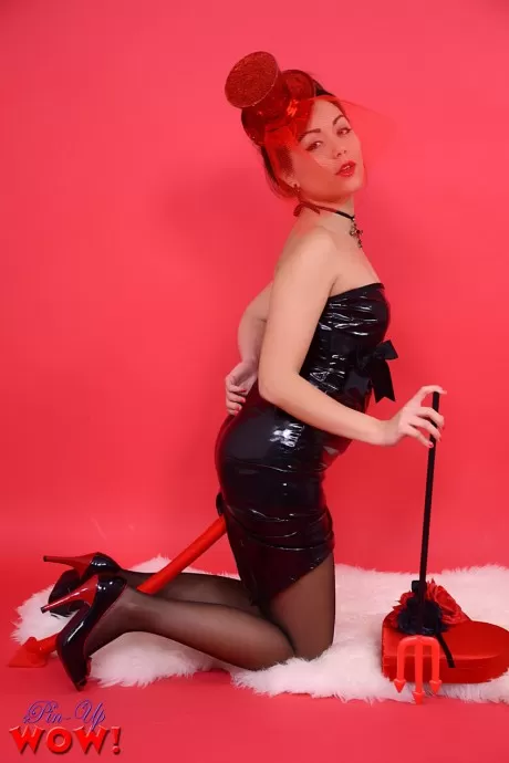 Симпатичная брюнетка в латексном корсете и чулках показывает нам свою порочную сторону