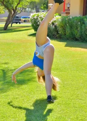 Непослушный подросток выставляет свою голую задницу на публику, прежде чем мастурбировать дома