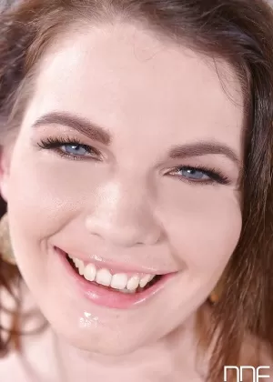 Любительская блондинка с длинными ногами ласкает свою киску в красном нижнем белье и на высоких каблуках