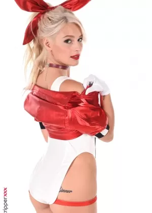 Красивая блондинка Кристи Уайт плюет на секс-игрушку в костюме для косплея