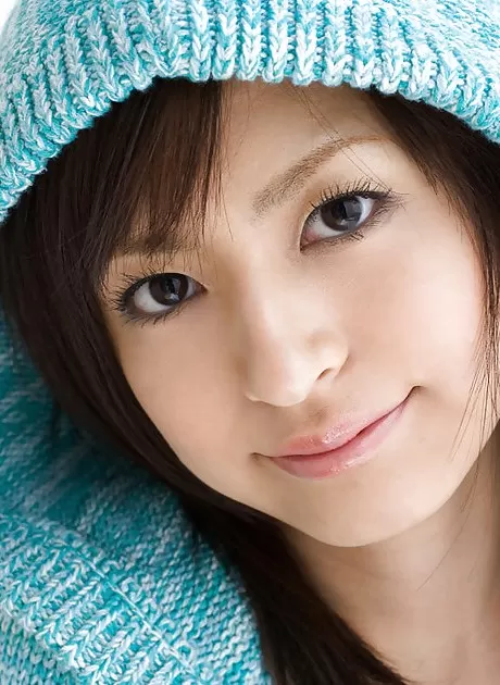 Симпатичная азиатская красотка Мисаки Мори снимает свое нижнее белье на кровати