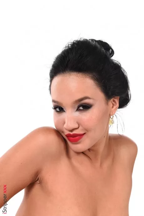 Сексуальная азиатка Азия Варгас снимает откровенное черное платье, прежде чем взять в руки игрушку