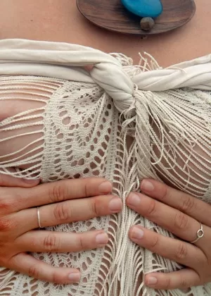 Пухленькая блондинка Эштон Харт демонстрирует свои большие сиськи и толстую задницу в море