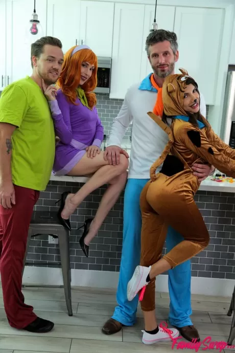 Эйден Эшли и Химе Мари принимают участие в косплее вчетвером на 3