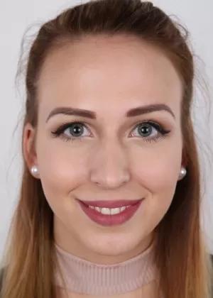 Симпатичная модель Ева снимает джинсы, чтобы позировать обнаженной для съемки в большом времени