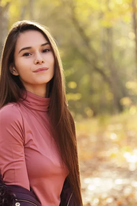 Милая русская девушка Леона Миа ест мороженое в ле 12