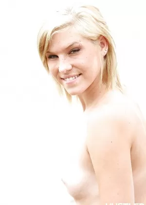 Азиатская девушка забредает в океан по колено в белом платье