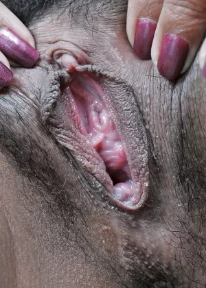 Молодая азиатка любительница Акира обнажает молоденькие сиськи и раздвигает розовую вагину