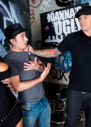 Азиатская милашка Миа Лелани и Миа Смайлс принимают душ со стоячим парнем