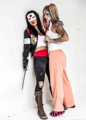 Потрясающая японская рабыня в ошейнике на поводке с завязанными глазами в клетке в БДСМ игре