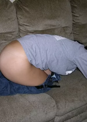 Молоденькая филиппинка впервые обнажает свою голую задницу и бритую киску