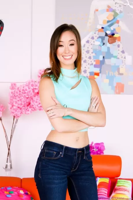 Молоденькая азиатка Кристи Лав стягивает джинсы, чтобы показать стройную голую попку