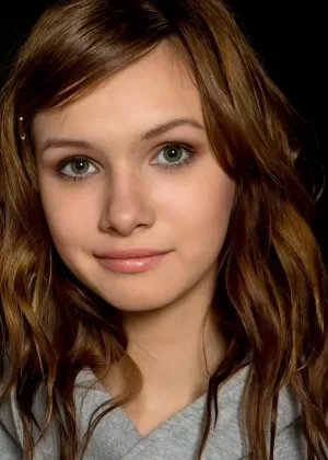 Симпатичная рыжеволосая девушка с крошечными сиськами раздвигает очень сексуальные ножки и горячую попку