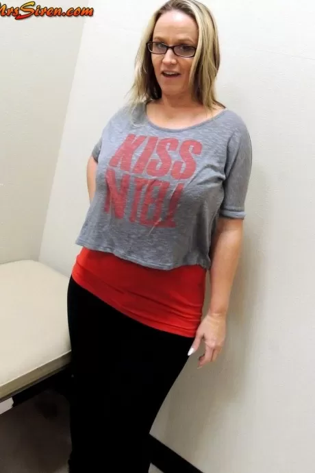 Грязная блондинка любительница Ди Сирен обнажает свою толстую задницу в зеркале