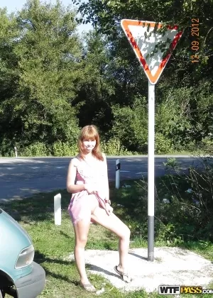 Скользкая любительница наслаждается чувственной прелюдией и делает минет