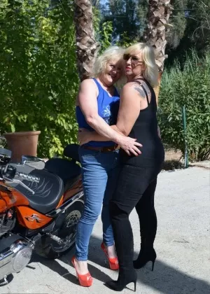 Тучная негритянка Симона Тайк работает своей огромной задницей во время акции SFW