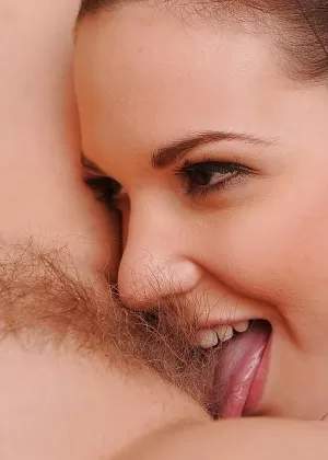 Безмятежная Сирена и Лейси Леннон занимаются лесбийским сексом на переносном массажном столе