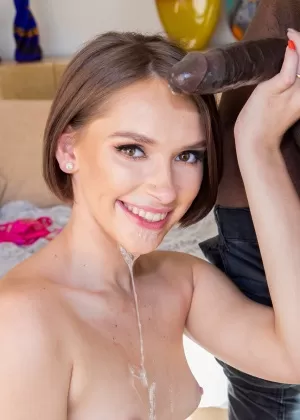 Грязная блондинка Лия Мисси трахается из киски в рот с черным членом в лифчике без чашечек