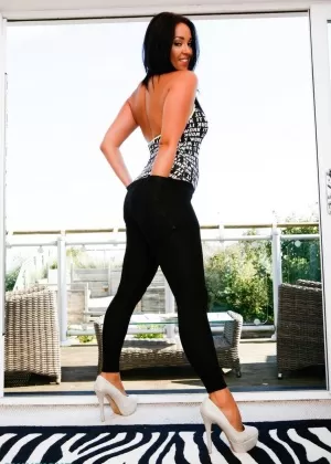 Британская модель Лора Холлиман обнажает свои большие сиськи, прежде чем снять обтягивающие брюки