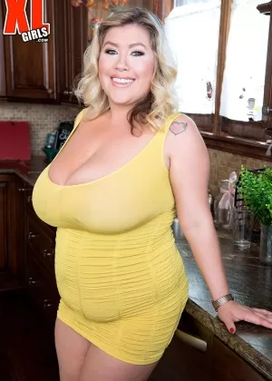 Большая сиськастая толстушки Кейси Паркер делает глубокий минет члену перед тем, как сесть верхом