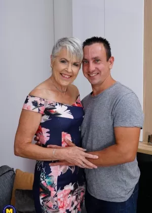 Толстые блондинки постарше угощают удивленного молодого парня сексом втроем