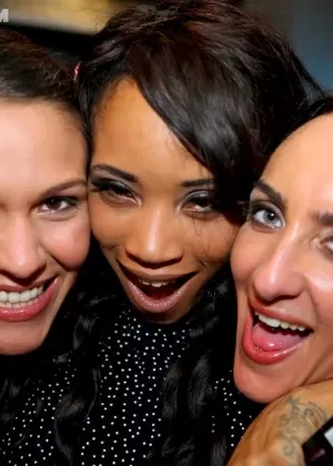 Клубные цыпочки Натали Ласт Калли Калипсо возглавляют атаку на групповой секс