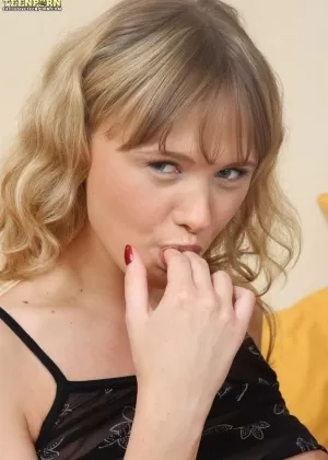 Молодая блондинка Соня трахается из киски в рот со своим парнем на диване