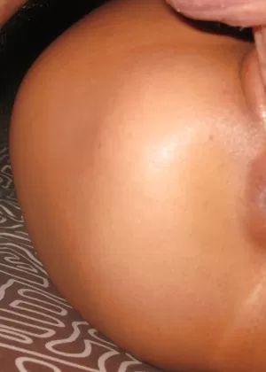 Стройная блондинка милфа Сара Ванделла делает убийственный минет на диване