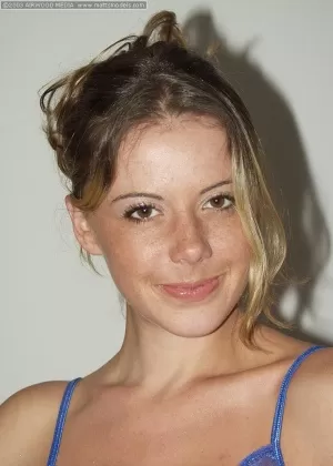 Латиноамериканка-любительница Сара Русси снимает коктейльное платье и колготки, чтобы позировать обнаженной