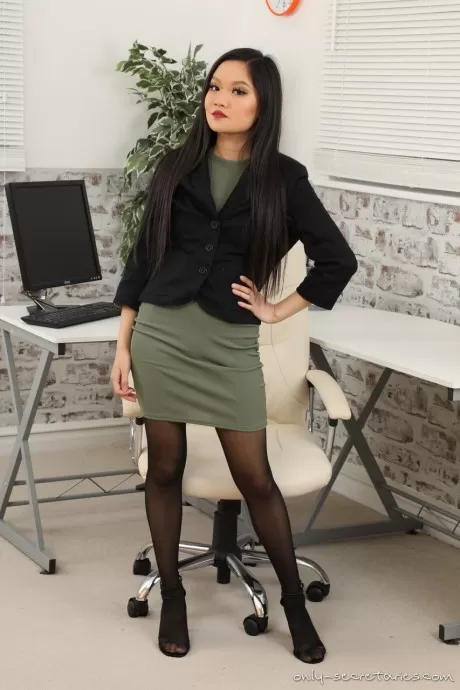 Красивая азиатская секретарша Луиза Лу ходит топлесс в черных колготках на работе