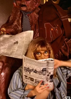 Горячая блондинка Бри Виктория раздевается до сексуальных черных чулок для пентхауса