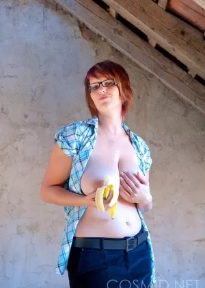 Занудная любительская модель небрежно выставляет напоказ свои огромные натуральные сиськи