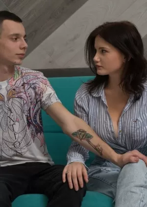 Грудастая девушка Куинлин занимается сексом с парнем перед своим парнем