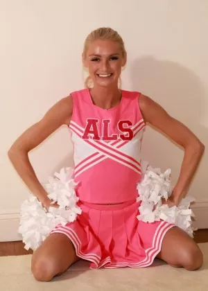 Блондинка-болельщица пинает голого мужчину по яйцам перед жестким трахом